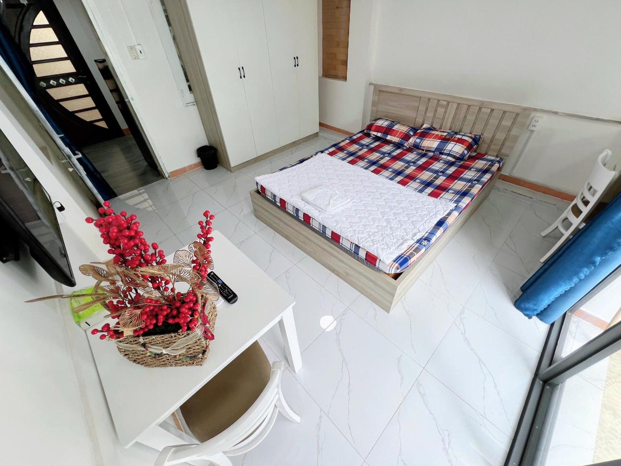 57 Hoa Lan, P2, Phu Nhuan Apartment *